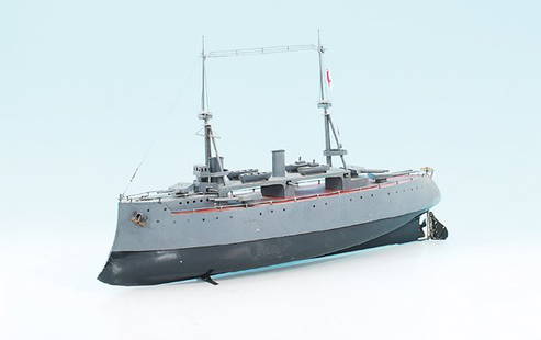 BING Panzerschiff 10/352/4: 65 cm, grau, Decks braun handlackiert, Uhrwerkantrieb, Orig.-Zustand, kleine Ausbesserungen, Baujahr ca. 1928 bis 1930.