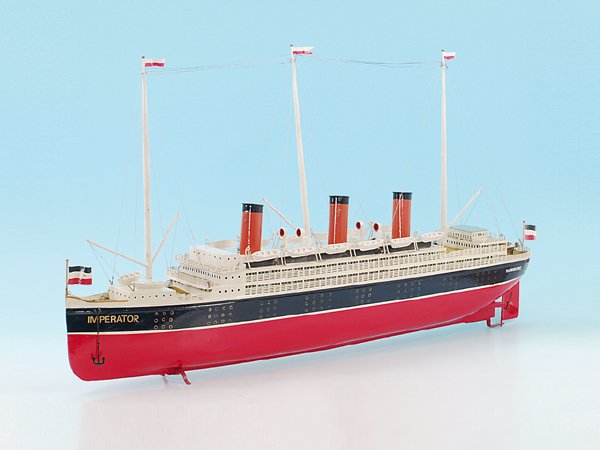 BING großer Uhrwerkdampfer "Imperator": 1 m, Uhrwerkantrieb, 3 Schornsteine, 14 Rettungsboote, technisch guter Zustand, n e u l a c k i e r t. Besichtigung empfohlen, in Holzkiste.