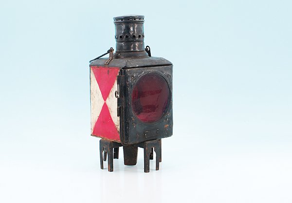 Schlussleuchte der Deutschen Reichsbahn: Baujahr 1967, DDR-Produktion, deutliche Alterungs- und Gebrauchsspuren.