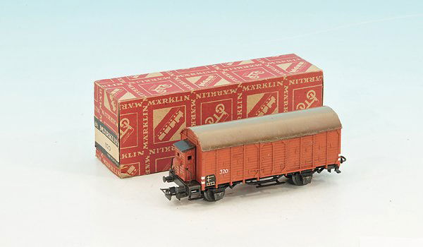 MÄRKLIN/MARKLIN ged. Güterwagen 320.2: Guss, BK 5, ohne Bremsbacken, einige Unterwanderungen, insbesondere am Dach, insgesamt noch gut erhalten, im Nachbaukarton.