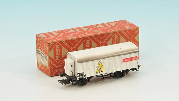 MÄRKLIN/MARKLIN Bierwagen 325.4 GAMBRINUS: Guss, weiß, Bremsbacken, zahlreiche Austupfungen, insgesamt Zustand 3 plus, im Nachbaukarton.