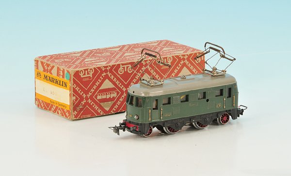 MÄRKLIN/MARKLIN E-Lok ES 800.3: Guss, grün, 1 Vorlaufträger zinkrissig, Treibräder durch farblich excellent angepasste Replikateile ersetzt. Dach neulackiert, Gehäuse mit minim. Ausbesserungen. Insgesamt eine hübsche, stimmige 