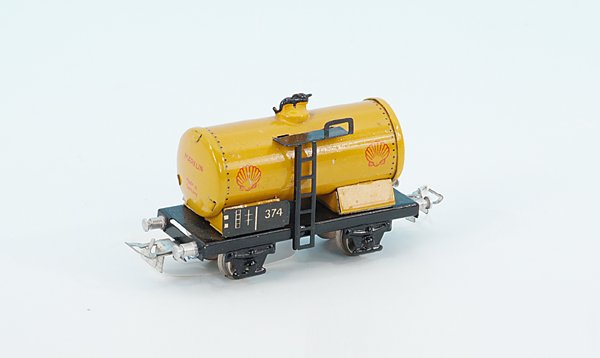 MÄRKLIN/MARKLIN ? Prototyp Kesselwagen ohne Bremserhaus: Blech. Nach Angaben des Einlieferers stammt der Wagen aus Tschechien. Die Tatsache, dass es sich bei den Kupplungen um LUKOTA-Fabrikate handelt, unterstreicht diese These. Sehr guter Zustand. Besichti