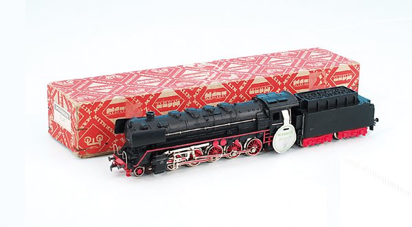MÄRKLIN/MARKLIN Dampflok 3027.2: Guss, Tender Kunststoff. 1 Bahnräumer abgebrochen, sonst sehr gut erhalten, im OKT mit Bedienungsanleitung und Prüfsiegel.