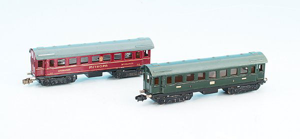 2 MÄRKLIN/MARKLIN D-Zug-Wagen 341 und 342: schwarze und silberne Klauenkupplungen, Orig.-Zustand, Gebrauchsspuren.