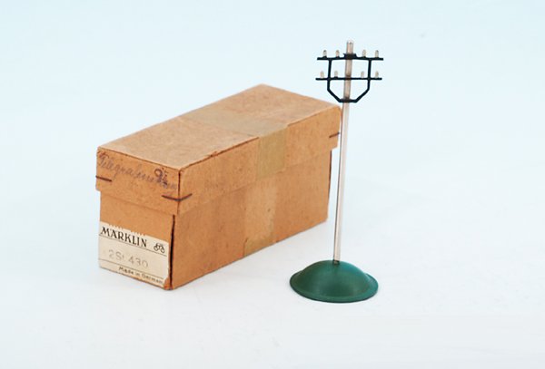 2 MÄRKLIN/MARKLIN Telegraphenmasten 430: 1 x heller, 1 x dunkler Sockel, sehr gut erhalten, im OKT.