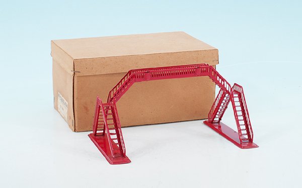 MÄRKLIN/MARKLIN Übergangssteg 444.1: Erstversion mit flachem Sockel, sehr guter Orig.-Zustand, ohne Knickspuren, im seltenen OKT.