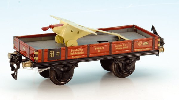 MÄRKLIN Flugzeugtransportwagen 1764/0 F: 16,5 cm, beladen mit Replika Flugzeug, Unterwagen mit leichten Gebrauchsspuren.