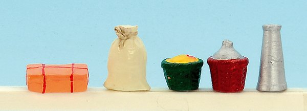 5 Replika Gepäckstücke aus Masse: 1 Sack, 1 Korbflasche, 1 Gepäckstück, 1 Kanne, 1 Korb, guter Zustand.