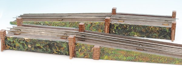 4 Brückenauffahrten ähnlich MÄRKLIN 2499/1, Spur 1: Gesamtlänge 192 cm, Holzbauweise, Neuanfertigung, Mittelteil fehlt, guter Zustand, Besichtigung erforderlich.