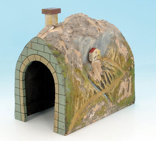 MÄRKLIN Masse Tunnel: Durchfahrhöhe 21 cm, deutliche Alterungs- und Gebrauchsspuren.
