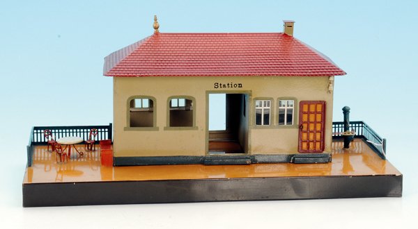 MÄRKLIN Landbahnhof 2030/1: 47 x 20,5 cm, handlackiert, mit Sitzgruppe und Brunnen, guter Orig.-Zustand, leichte Gebrauchsspuren.
