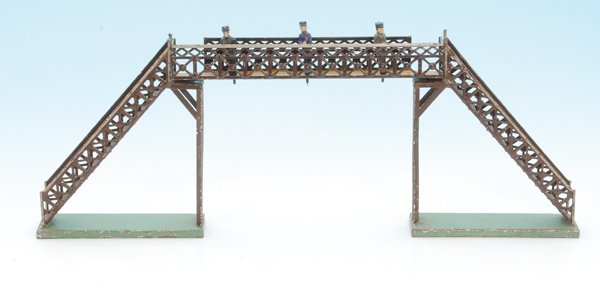 MÄRKLIN Fussgängersteg 2381/0: Durchfahrhöhe 17,5 cm, handlackiert, mit 3 Replika Einsteckfiguren, Orig.-Zustand, einige Gebrauchsspuren.