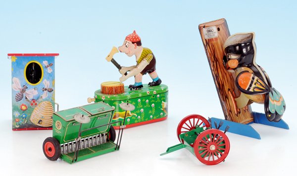 Konvolut Blechspielzeuge, Made in China: Vogelhaus, Specht, Holzhacker, 2 landwirtschaftliche Geräte, Gebrauchsspuren, Besichtigung erforderlich.