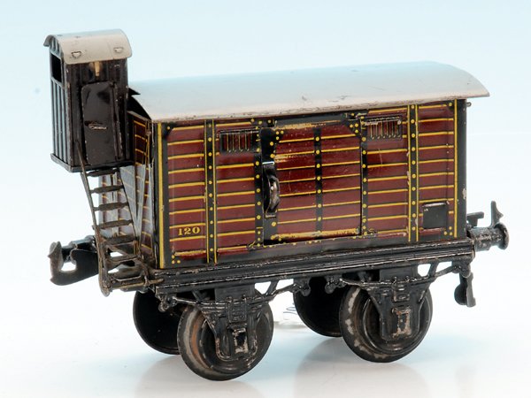 BING gedeckter Güter-/Packwagen 10/59/1: 15 cm, braun lithogr., Dach hellgrau handlackiert, guter Orig.-Zustand, leichte Gebrauchsspuren.
