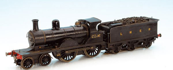 BASSETT LOWKE engl. Dampflok 2356 der LNER: 2'B, mit 3 achs. Tender, schwarz handlackiert, der Motor im Tender treibt über eine Kardanwelle die Lokomotive an. Einige Lackschäden, Gebrauchsspuren, Besichtigung erforderlich.