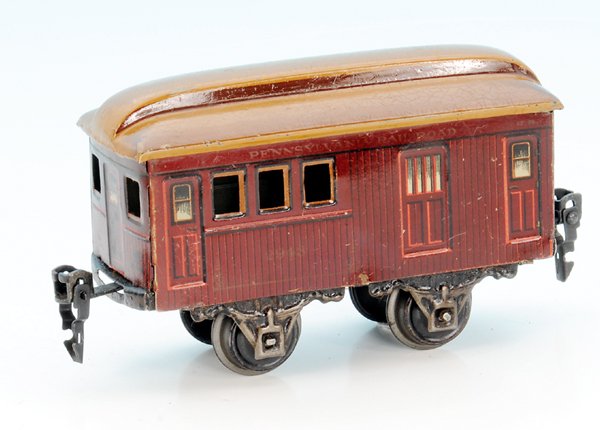 MÄRKLIN amerik. Personenwagen 2943/0: 13 cm, rot lithogr., Dach braun handlackiert, Orig.-Zustand, mittlere Gebrauchsspuren.