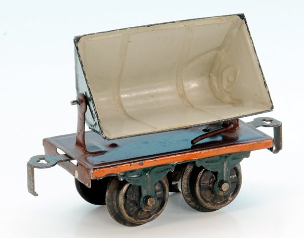 MÄRKLIN uralt Kippwagen 1811/0: 8 cm, braun, Mulde grau handlackiert, Blechspeichenräder, Hakenkupplungen, guter Orig.-Zustand, leichte Gebrauchsspuren.