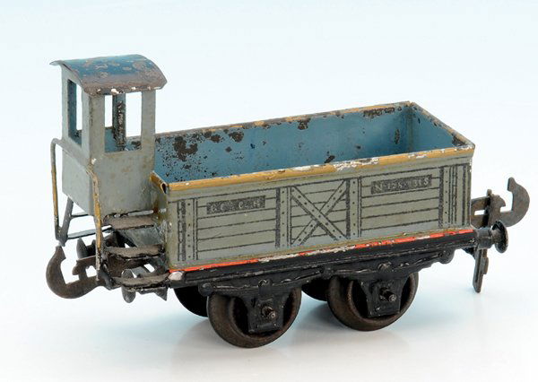 CARETTE Hochbordwagen No. 128: 12 cm, grau handlackiert, mit hochgestelltem Bremserhaus, Orig.-Zustand, Lackschäden rundum.