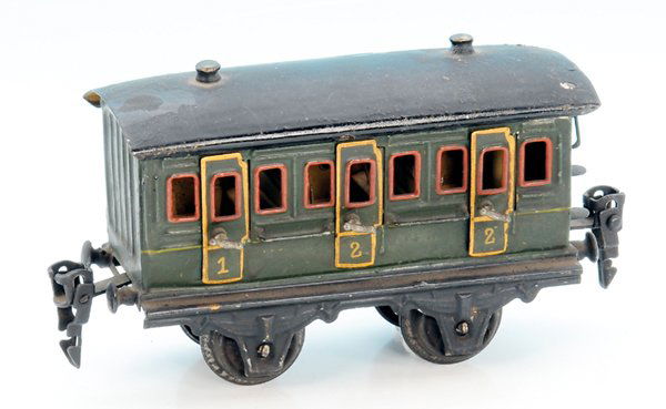 MÄRKLIN Abteilwagen 1856/0, 1./2. Klasse, grün: 13,5 cm, grün, Dach schwarz handlackiert, 6 Angeltüren, Inneneinrichtung, Blechspeichenräder, Wagenkasten gut erhalten, Dach mit stärkeren Lackschäden, teils ausgebessert.