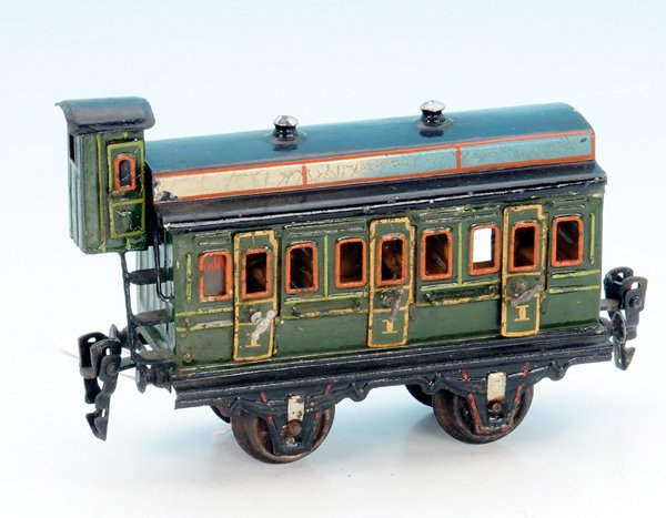 MÄRKLIN Abteilwagen 1866/0: 14,5 cm, grün, Oberlichtdach schwarz handlackiert, mit Inneneinrichtung, 1 Handgriff fehlt, Blechspeichenräder, leichte Gebrauchsspuren.