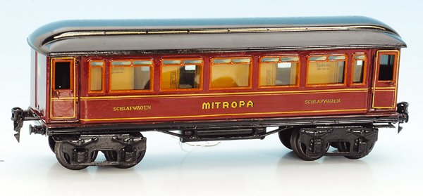 MÄRKLIN Schlafwagen 1886/1 sch, Vorserie, handlackiert: 33,5 cm, rot, Oberlichtdach grau h a n d l a c k i e r t, mit Inneneinrichtung, guter Orig.-Zustand, minimale Lackschäden. Anmerkung: Da unsere Einlieferer wissen, dass Handmuster und Vorserienmodell