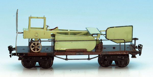 MÄRKLIN Flugzeugtransportwagen 1881/1, Originalzustand: 31,5 cm, Unterwagen braun, Flugzeug hellgrün handlackiert. Es handelt sich hier um eines der wenigen originalen Exemplare, auch der Propeller ist original. Guter Orig.-Zustand, minimale Lackschäden.