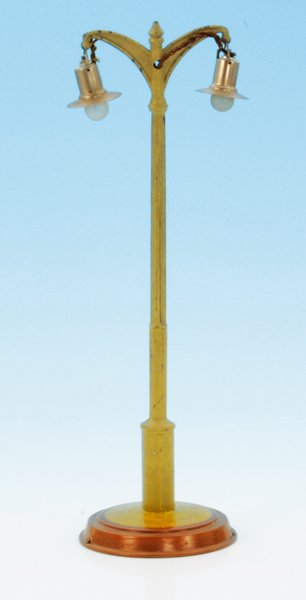 MÄRKLIN Bogenlampe 13451/2: Höhe 32,5 cm, Mast neuverlötet und beilackiert, ansonsten Orig.-Zustand, leichte Gebrauchsspuren.