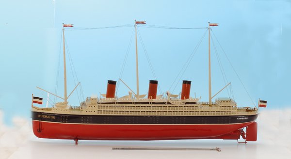 BING großer Uhrwerkdampfer "Imperator": 1 m, Uhrwerkantrieb, 3 Schornsteine, 14 Rettungsboote, technisch guter Zustand, n e u l a c k i e r t. Besichtigung empfohlen, in Holzkiste.