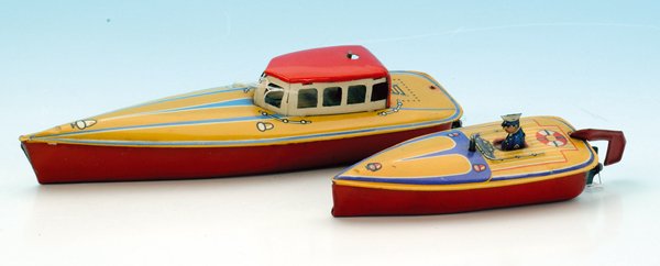 2 SEIDEL Blechboote: 1 Kabinenboot 25 cm, 1 Sportboot 14 cm, Uhrwerkantrieb, guter Orig.-Zustand, leichte Gebrauchsspuren.