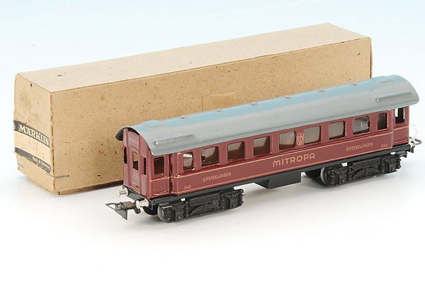 MÄRKLIN Speisewagen 342.7: Blech, große mehrteilige Gussdrehgestelle, Bügelkupplungen BK 4.2, dünne Alu-Puffer, leichte Liegespuren, sonst sehr gut erhalten, im OKT.