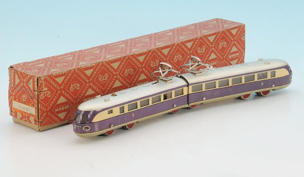 MÄRKLIN Triebwagen TW 800.1: Guss, violett/creme, ohne Anzeichen von Zinkpest, Hauben eng anliegend, sehr guter Orig.-Zustand, im OKT. In dieser Qualität heutzutage kaum noch zu finden.