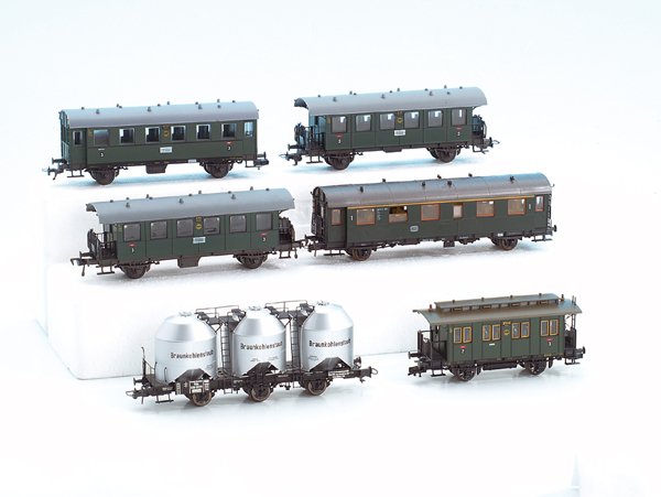 Konvolut H0-Wagen: verschiedene Hersteller und Bahngesellschaften. Besichtigung erforderlich!