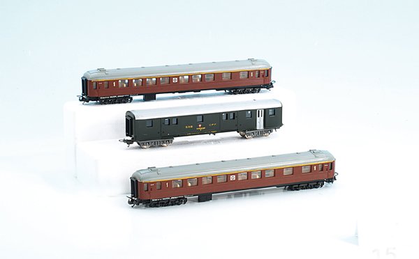 Konvolut H0-Personenwagen: verschiedene Hersteller und Bahngesellschaften. Besichtigung erforderlich!