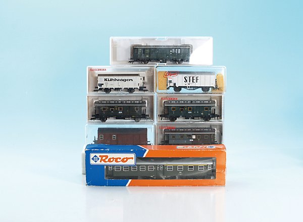 Konvolut H0-Wagen: 2-Leiter-Gleichstrom, gut erhalten, in OKTs mit Lagerspuren, teilweise fehlen Kupplungen und Zurüstteile. Besichtigung erforderlich!