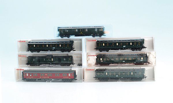 Konvolut H0-Wagen: 2-Leiter-Gleichstrom, gut erhalten, in OKTs mit Lagerspuren, teilweise fehlen Kupplungen und Zurüstteile. Besichtigung erforderlich!