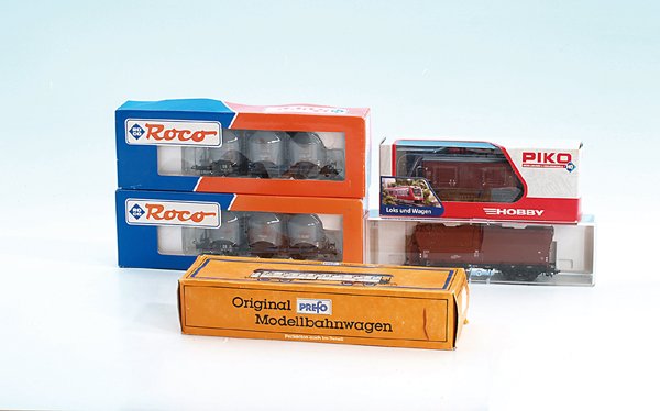 Konvolut H0-Wagen: 2-Leiter-Gleichstrom, gut erhalten, in OKTs mit Lagerspuren, teilweise fehlen Kupplungen und Zurüstteile. Besichtigung erforderlich!