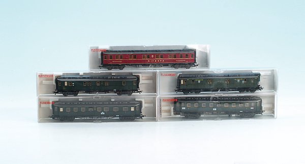 Konvolut H0-Wagen: 2-Leiter-Gleichstrom, gut erhalten, in OKTs mit Lagerspuren, teilweise fehlen Kupplungen und Zurüstteile. Besichtigung erforderlich!