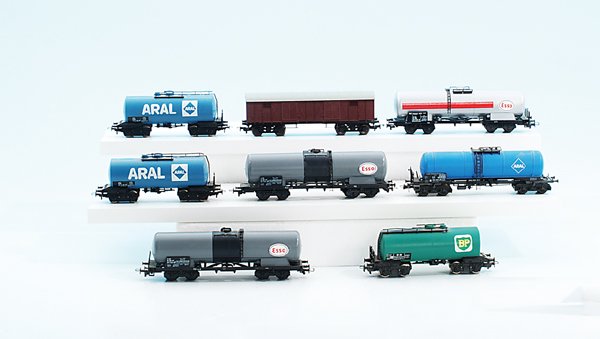 Konvolut H0-Wagen: deutliche Alterungs- und Gebrauchsspuren.