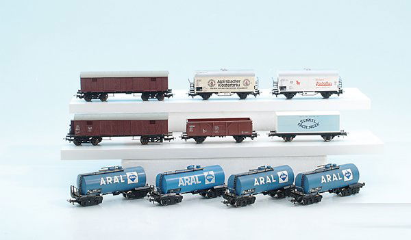 Konvolut H0-Wagen: deutliche Alterungs- und Gebrauchsspuren.