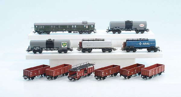 Konvolut H0-Wagen: deutliche Alterungs- und Gebrauchsspuren.