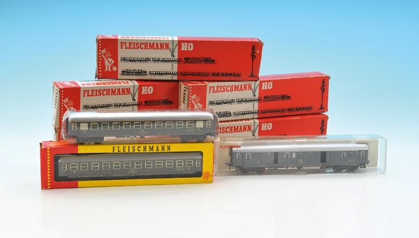 6789-96, 6784, 6563,64 FLEISCHMANN ital. Schnellzug: Wagen sehr gut erhalten, in passenden Kartons.