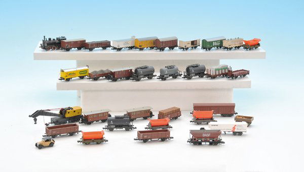 Konvolut Spur N Fahrzeuge: ARNOLD T 3 sowie einige Güterwagen, Alterungs- und Gebrauchsspuren.
