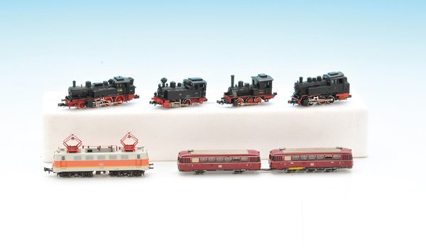 Konvolut Spur N Lokomotiven: bestehend aus: Fleischmann 141, Minitrix T 3, Arnold BR 80, Fleischmann Industrie-Tenderlok sowie Trix Schienenbus, deutliche Alterungs- und Gebrauchsspuren.