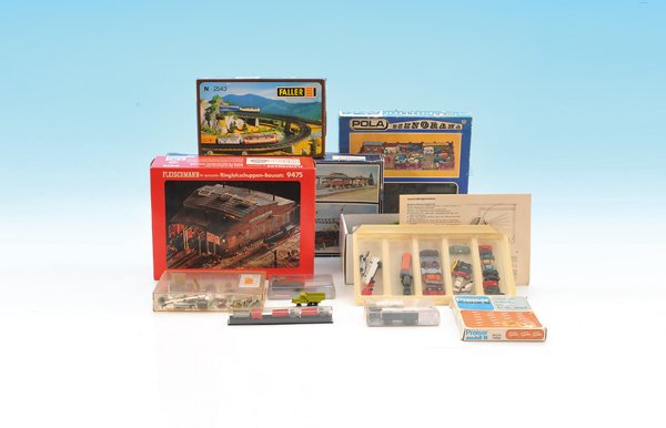 Konvolut Spur N Zubehör für den Anlagenbau: bestehend aus: Autos, Drehscheibe, Bäume uvm., Besichtigung erforderlich.