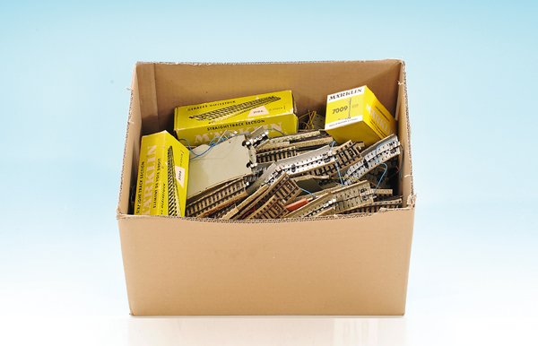 Konvolut MÄRKLIN M-Gleise: gerade, gebogene sowie einige Weichen, Alterungs- und Gebrauchsspuren, Flugrostansatz.