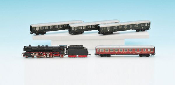 MÄRKLIN D-Zug mit Dampflok 3026: Dampflok mit Telexkupplung sowie 4 D-Zug-Wagen, deutliche Alterungs- und Gebrauchsspuren, Besichtigung erforderlich.