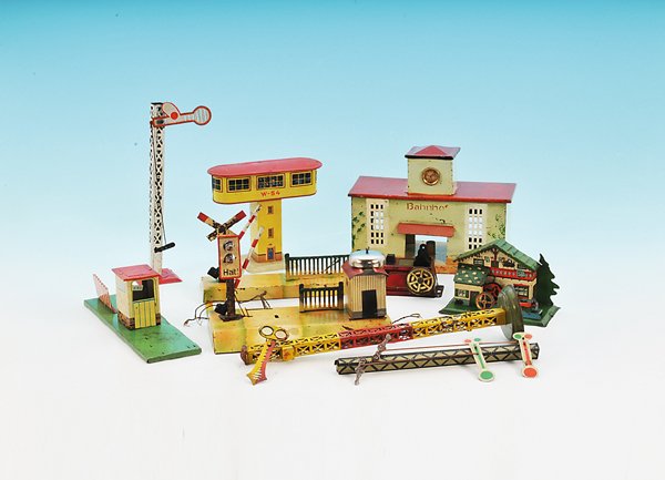 Konvolut Bahnzubehör: Bahnhof, Bahnübergänge, Signale uvm., deutliche Gebrauchsspuren, Besichtigung erforderlich.