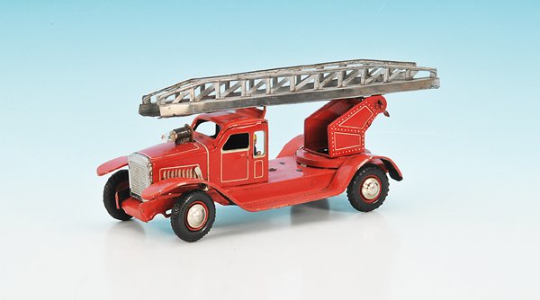 DISTLER Feuerwehrleiterwagen: Länge 33 cm, rot lithogr., besetzt mit 2 Feuerwehrleuten, Uhrwerkantrieb, Frontbeleuchtung, deutliche Gebrauchsspuren.