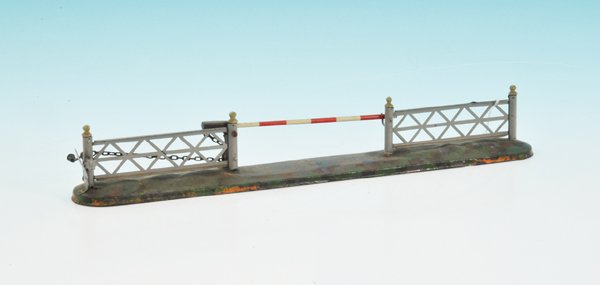 BING Bahnschranke: Blech, einige Alterungs- und Gebrauchsspuren.